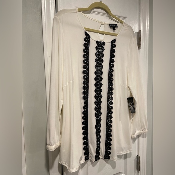 NWT Ryan Wythe Cream Blouse Black Lace Stripe Detail Button Keyhole Size 1X - Picture 3 of 11